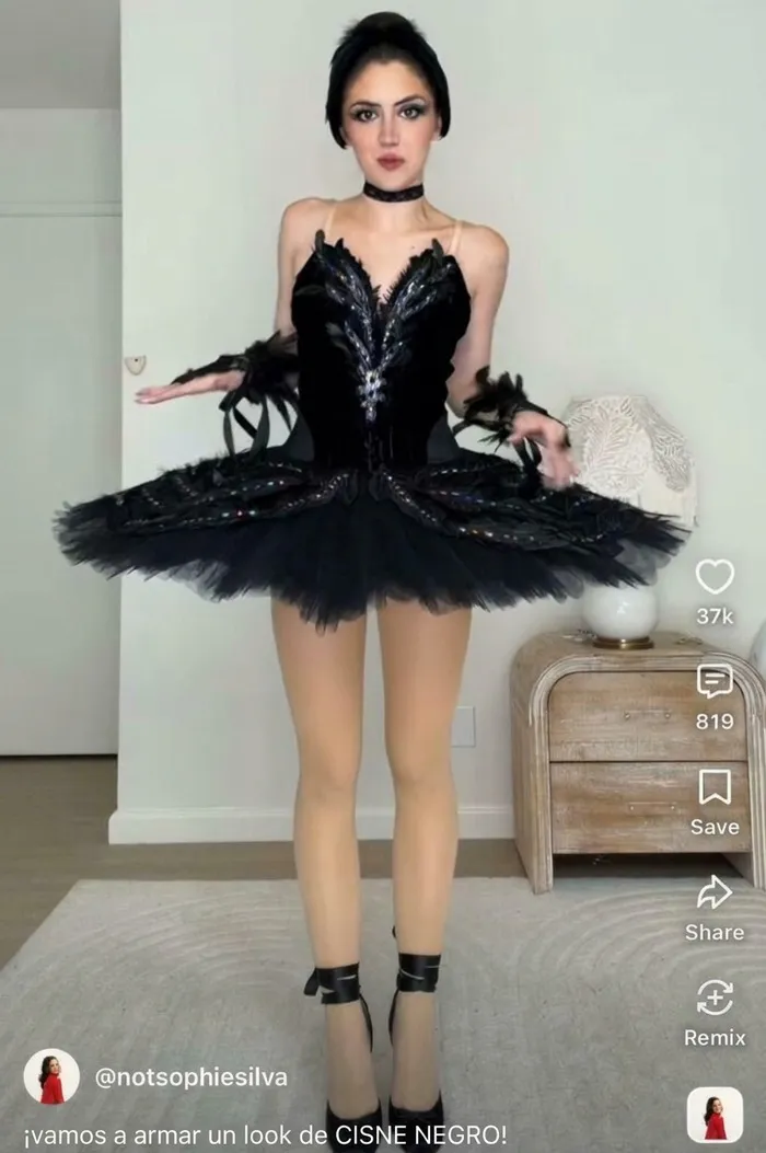 Influencers haciendo el ridículo vestida como un cisne negro para un video de redes sociales