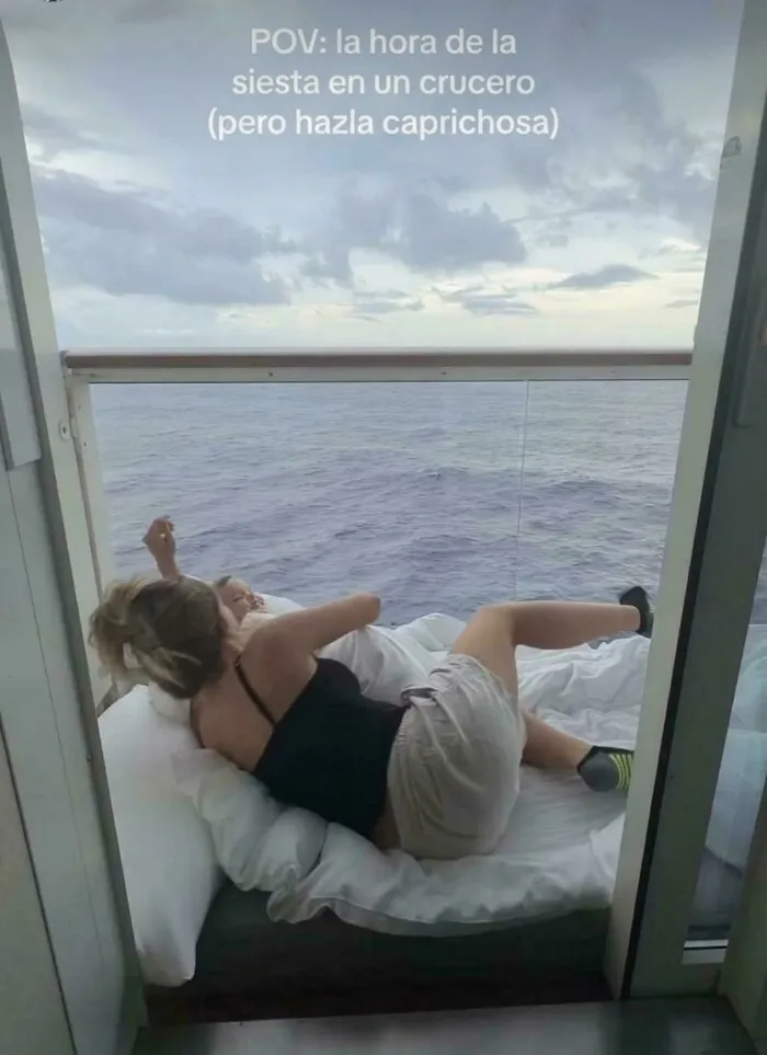 Influencers haciendo el ridículo recostadas en el balcón de un crucero