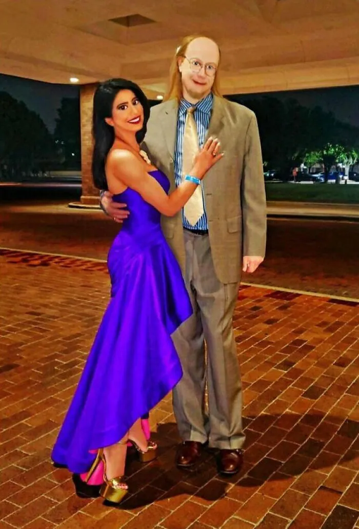 Pareja vestida de gala posando juntos con evidente edición digital en fotos tan retocadas irreales.
