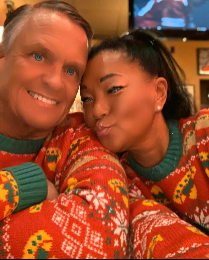 Pareja con ojos de color azul intenso antinatural en fotos retocadas que alteran sus rostros.