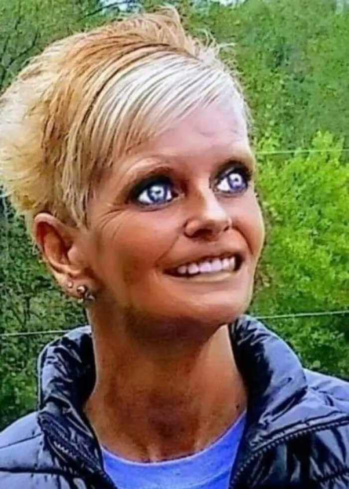Retrato de mujer con edición digital exagerada en la cara y ojos.