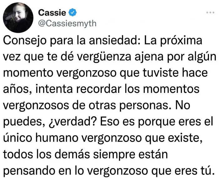 Publicación divertida de Twitter sobre la ansiedad, entre varias imágenes reconfortantes para sonreír.
