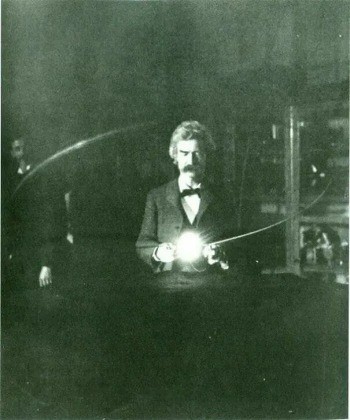 Mark Twain en una de esas divertidas fotos donde el experimento en el fondo capta la atención.