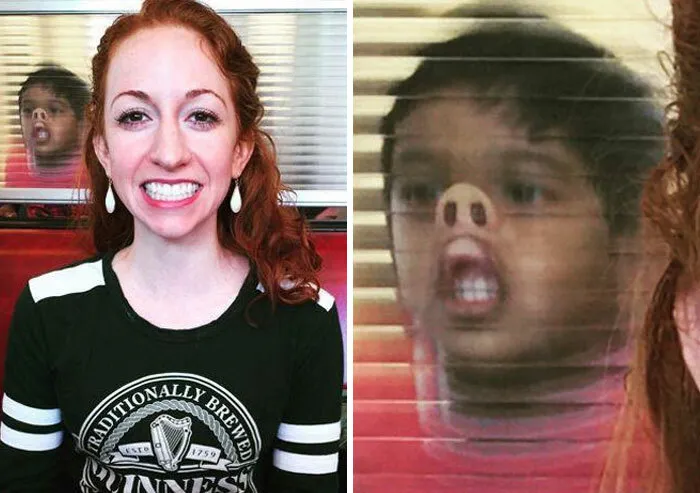 Niña sonriente con efecto divertido del fondo con niño pegado a la ventana