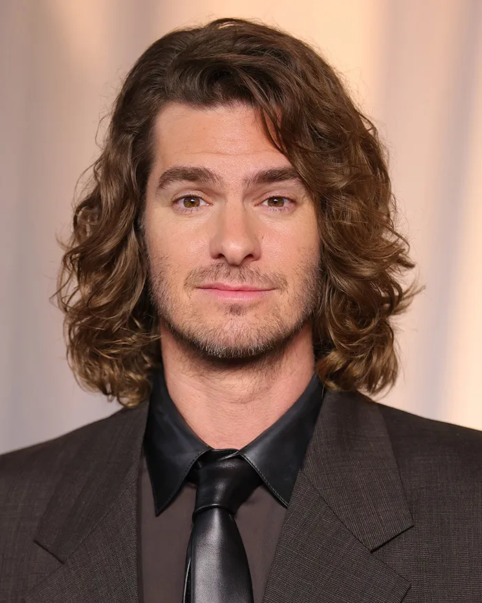 Andrew Garfield posa en una foto sin editar en la Gala del Academy Museum 2026.