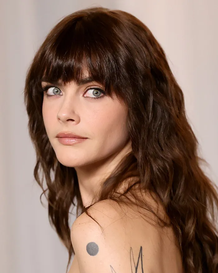 Cara Delevingne con flequillo en las fotos sin editar de las celebridades en la Gala del Academy Museum