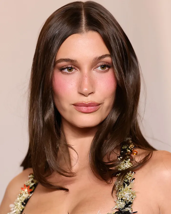 Retrato de Hailey Bieber en fotos sin editar de celebridades durante la Gala del Academy Museum 2026.