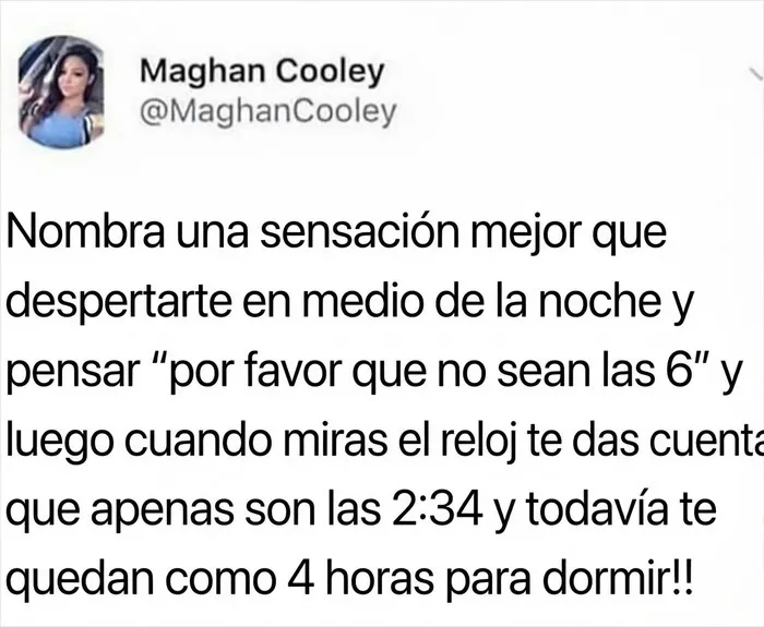 Captura de pantalla de un texto gracioso sobre dormir en la madrugada y el sentido del humor cotidiano.