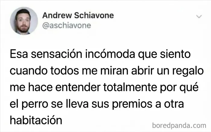 Publicación cómica sobre la incomodidad de abrir regalos frente a otros, de la lista de memes británicos.