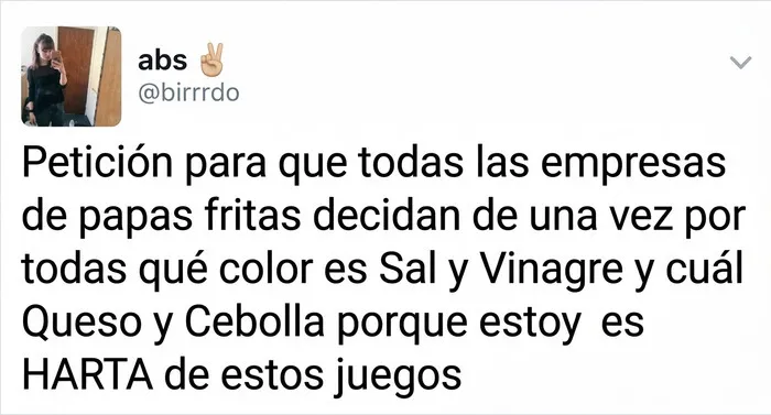 Captura de pantalla de una queja cómica sobre sabores de papas en memes británicos.