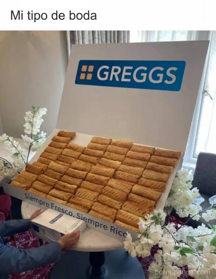 Gran caja de bocadillos Greggs en una boda mostrando memes británicos