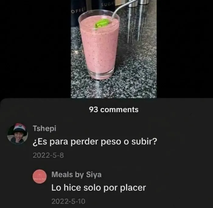 Comentario absurdo sobre un licuado rosa que demuestra ignorancia en TikTok.