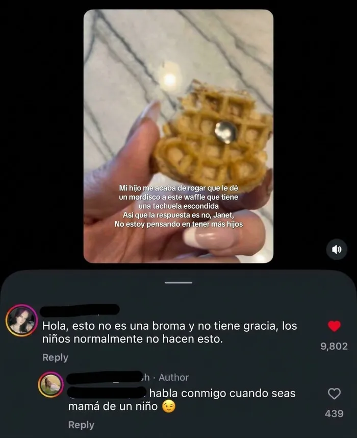 Mano sosteniendo un waffle con una tachuela escondida en una absurda publicación de ignorancia en TikTok.