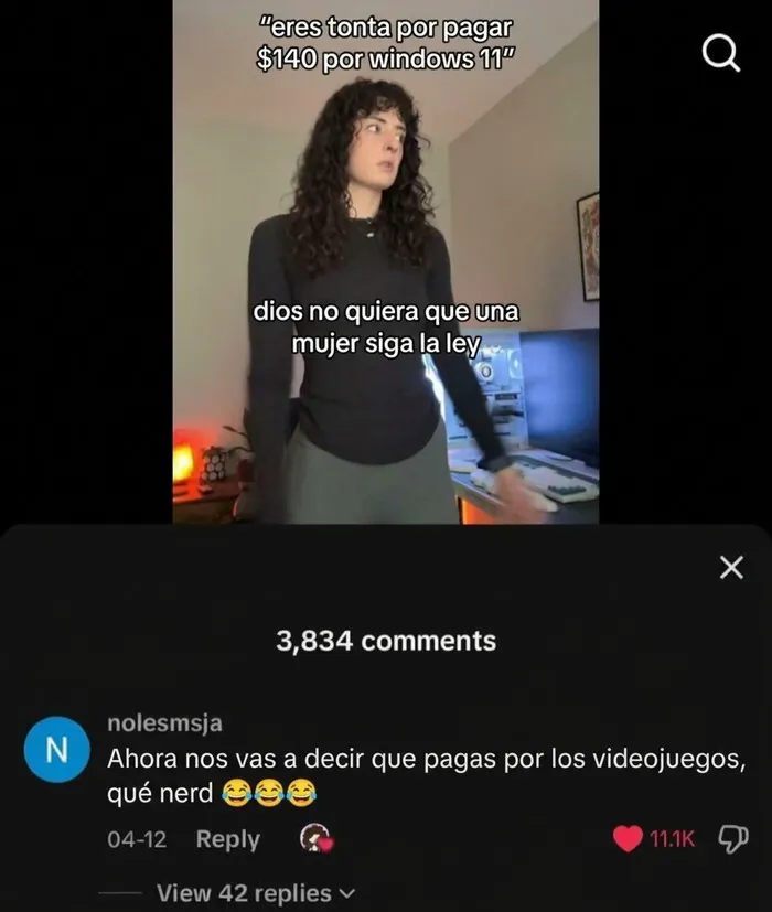 Comentario en redes sobre pagar por software, evidencia de personas demostrando su ignorancia en TikTok.