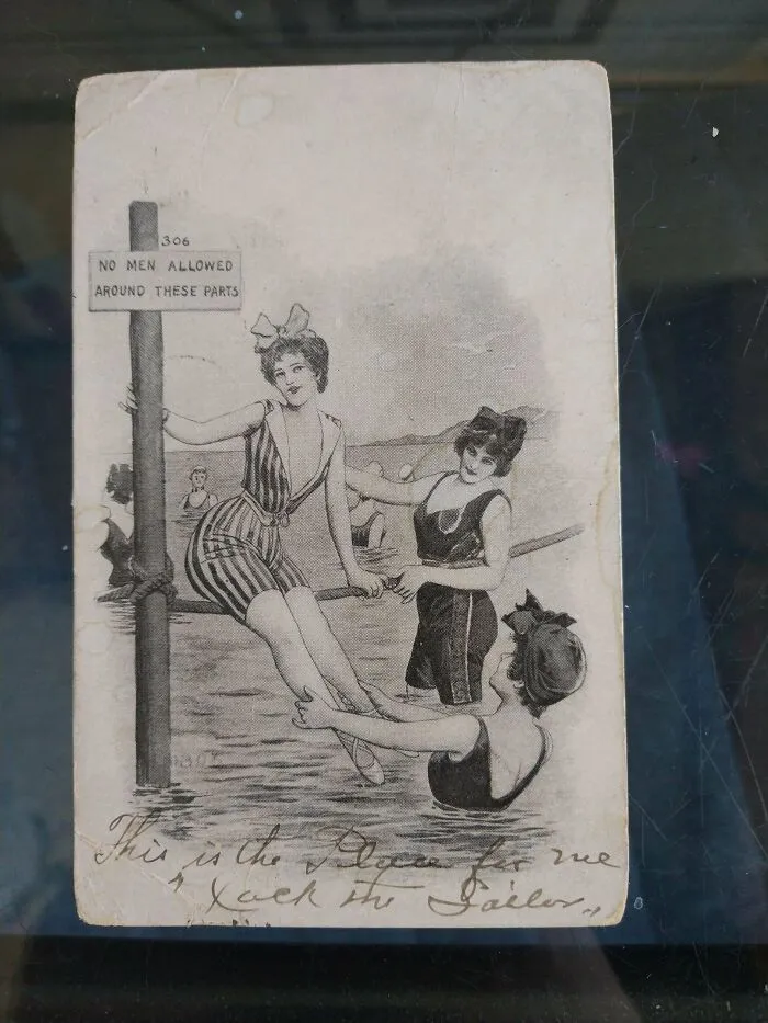 Postal antigua de mujeres en la playa, ejemplo de objetos efímeros vintage