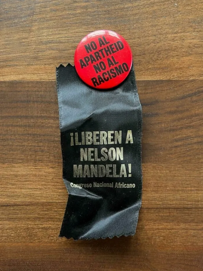 Insignia y cinta contra el apartheid, objetos efímeros de valor histórico