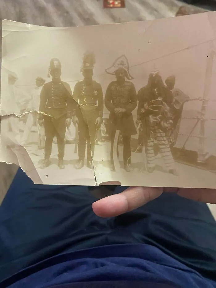 Fotografía antigua que forma parte de una colección de objetos efímeros con hombres uniformados.