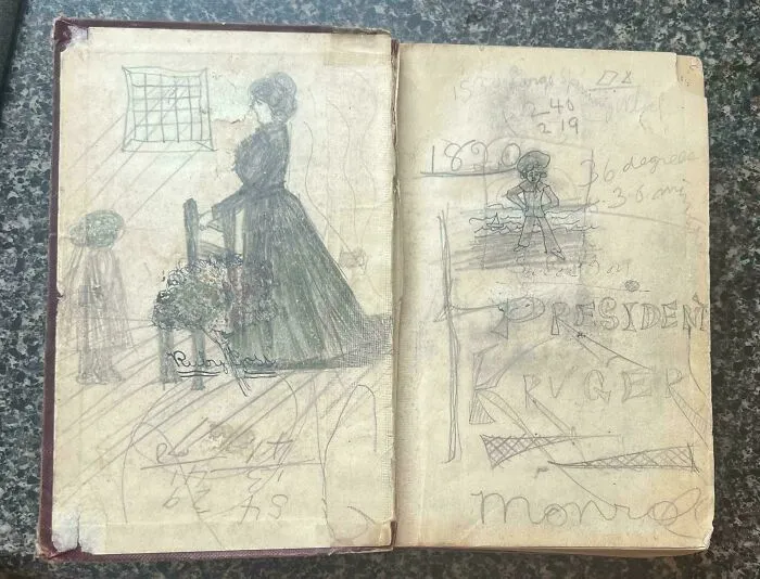 Bocetos a lápiz en un libro viejo, ejemplos fascinantes de objetos efímeros.