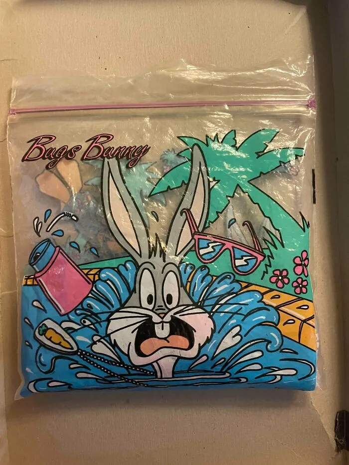 Bolsa hermética de Bugs Bunny vintage, uno de los objetos efímeros del grupo.