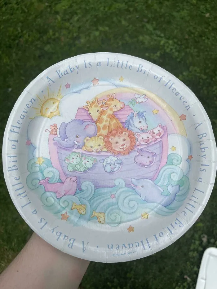 Plato de papel ilustrado antiguo, un curioso objeto efímero.