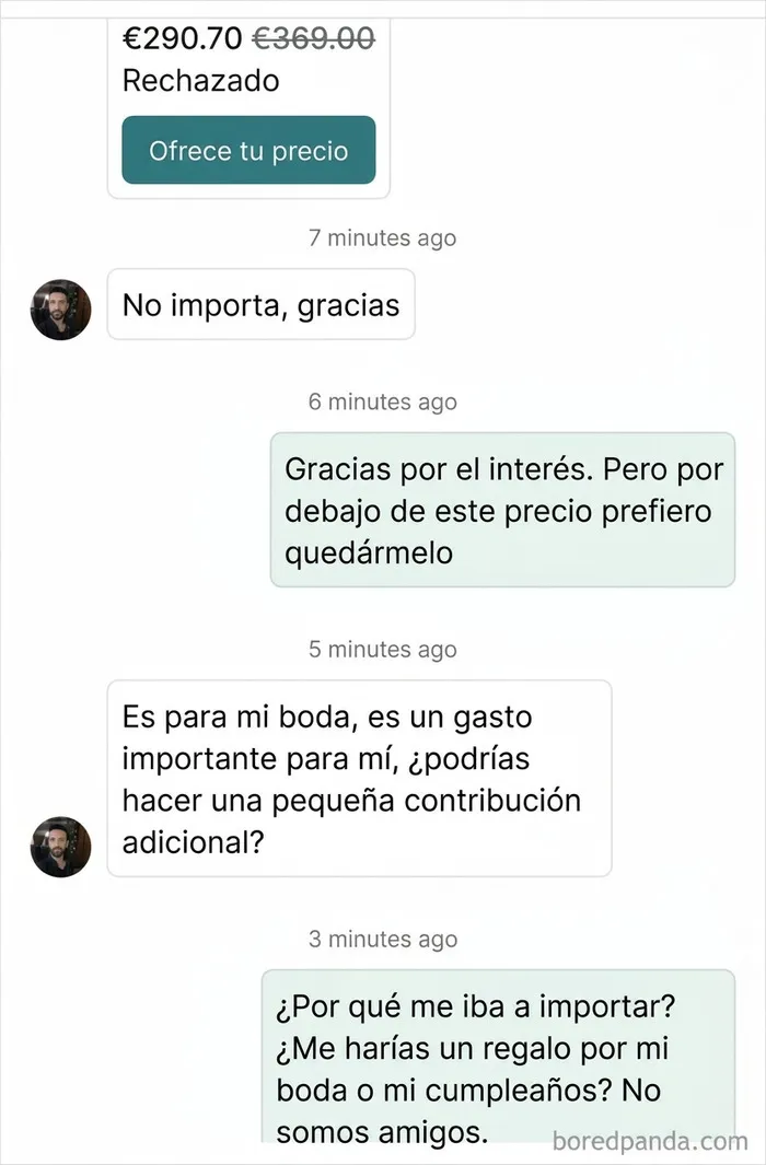 Conversación entre vendedor y comprador con actitud de pedigüeños exasperantes pidiendo descuento por su boda