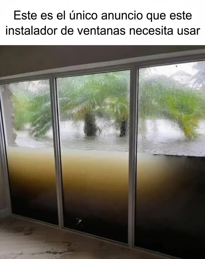 Meme sobre construcción que muestra grandes ventanas resistentes reteniendo el agua durante una inundación.