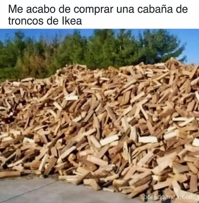 Meme sobre construcción que muestra una enorme pila de leña apilada en el suelo.