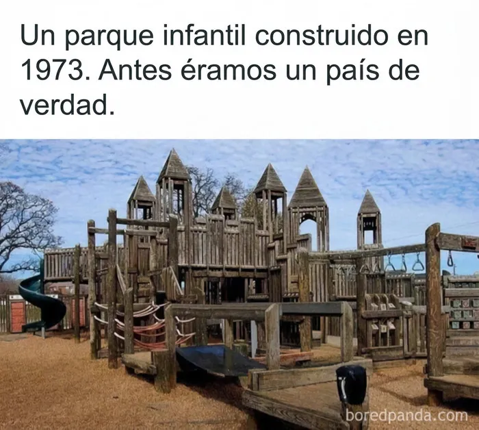 Meme sobre construcción que muestra un parque infantil de madera antiguo construido como castillo.
