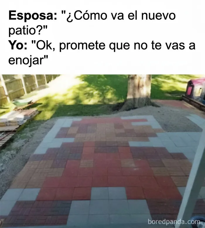 Meme sobre construcción con un patio de adoquines que forman la figura pixelada de Mario Bros.