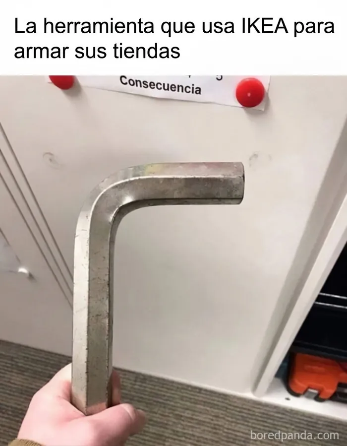 Mano sosteniendo una llave Allen gigante como parte de memes sobre construcción.