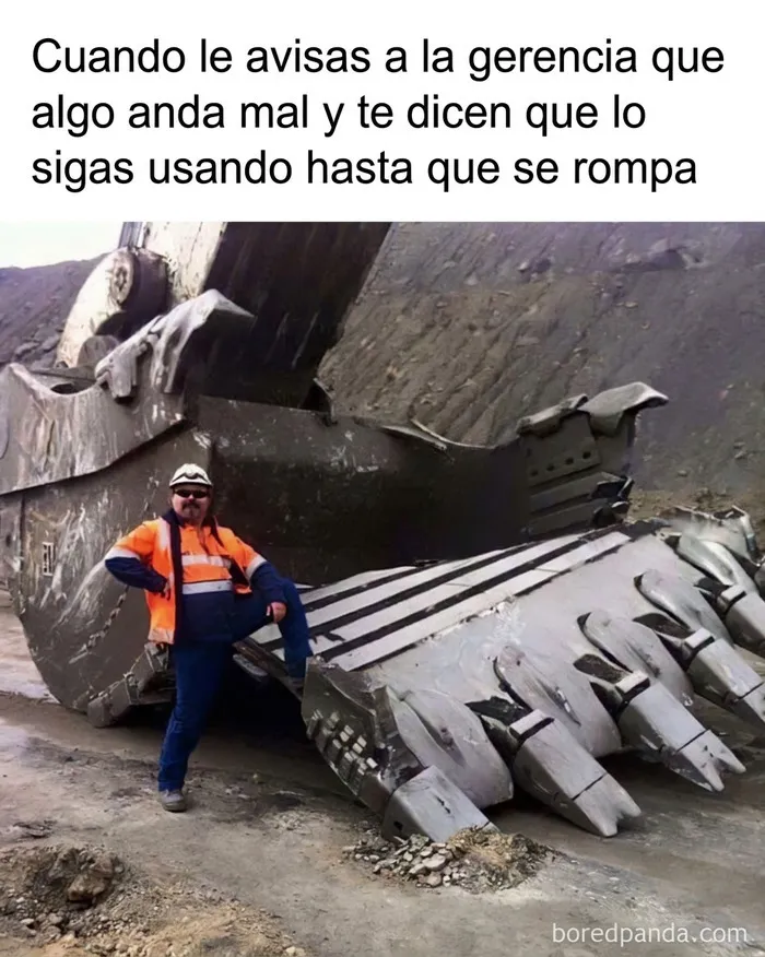 Meme sobre construcción de un trabajador junto a la gigantesca pala rota de una excavadora.