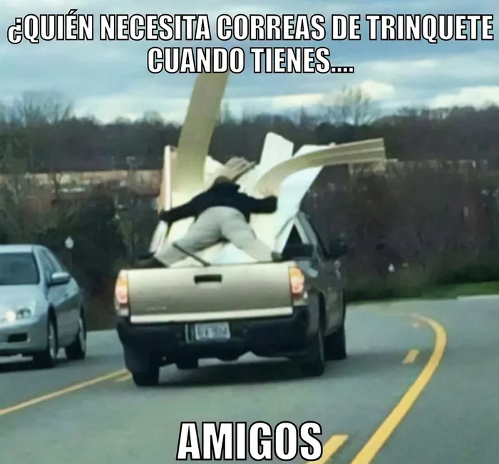 Hombre sosteniendo la carga de una camioneta en movimiento, memes sobre construcción.