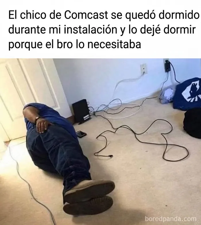 Técnico de cable durmiendo en el suelo, graciosa escena de memes sobre construcción.