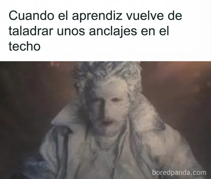 Meme sobre construcción de un trabajador cubierto de polvo blanco tras taladrar.