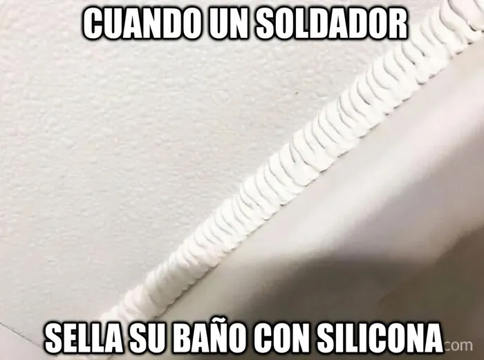Un meme sobre construcción con silicona en un baño aplicada como un cordón de soldadura.
