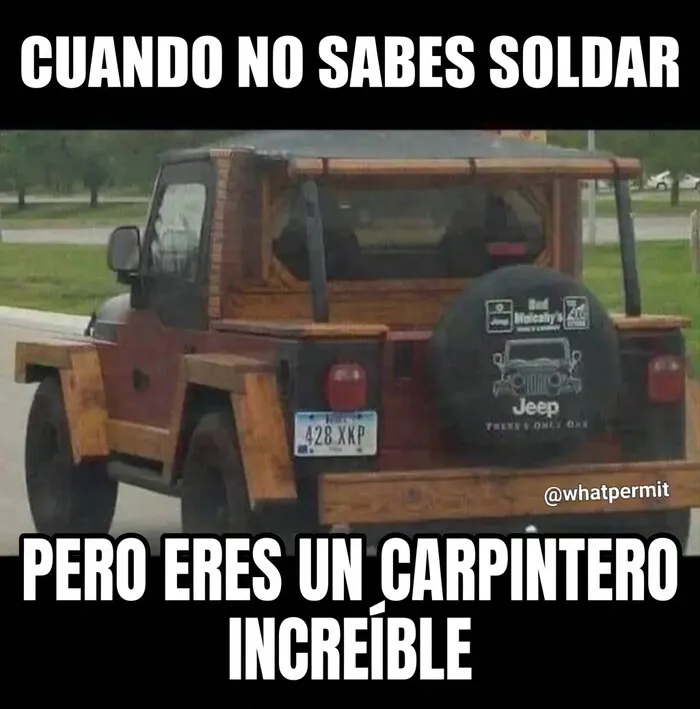Meme sobre construcción que muestra un vehículo modificado con madera en lugar de metal.