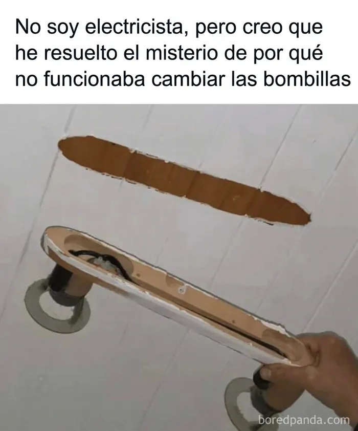 Meme sobre construcción con una lámpara descolgada del techo mostrando que no tiene cables.