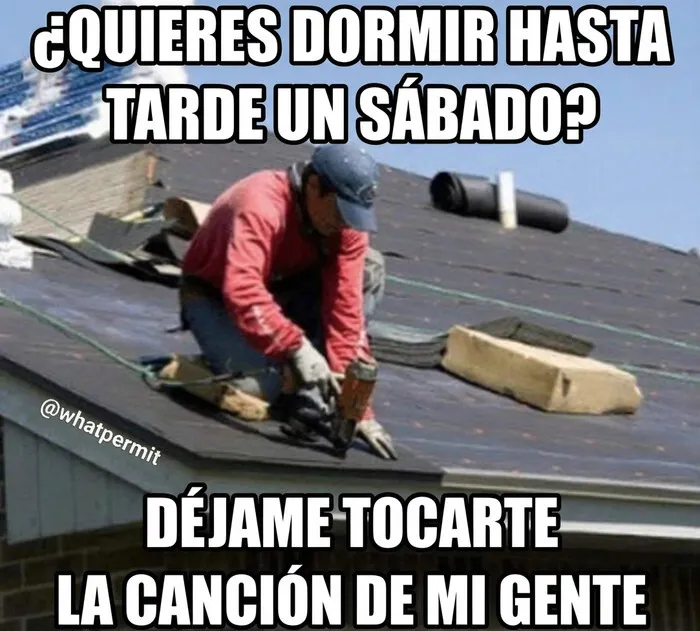 Meme sobre construcción con un techador trabajando temprano con una pistola de clavos.
