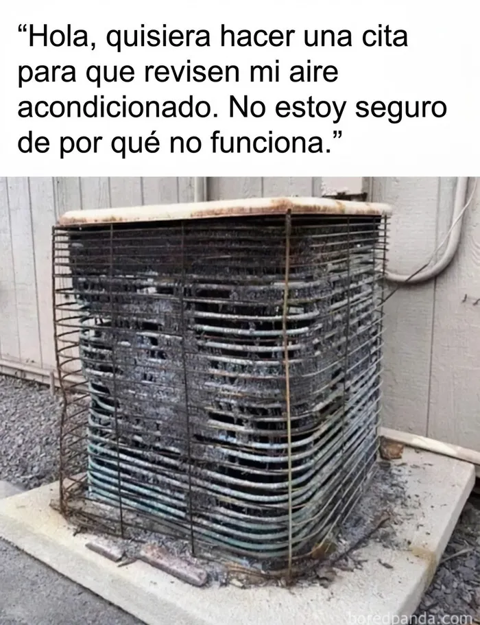 Meme sobre construcción que muestra una unidad de aire acondicionado completamente quemada y destruida.