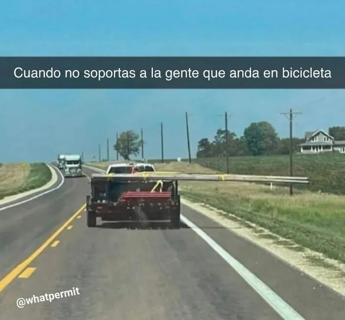 Meme sobre construcción muestra camioneta con maderas sobresaliendo a un lado