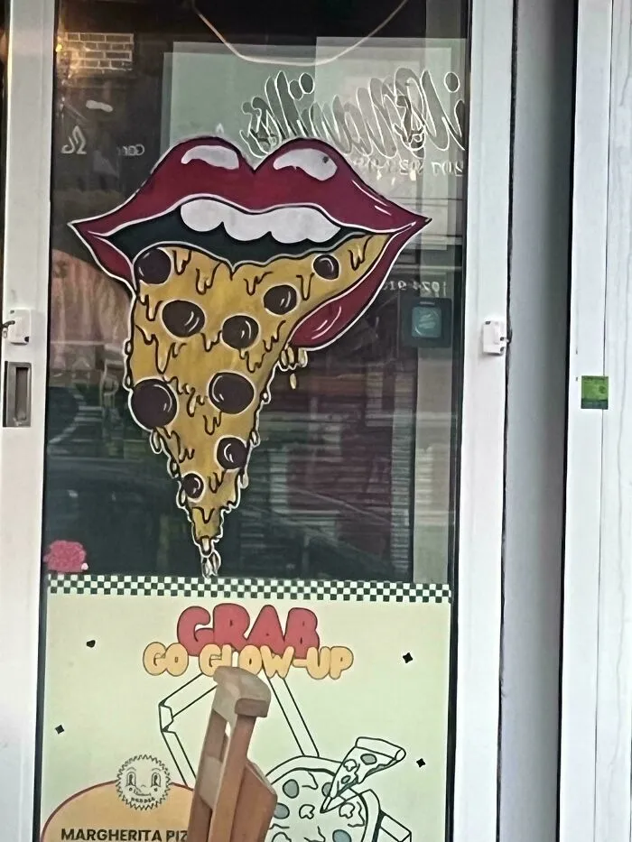Ilustración extraña de labios comiendo pizza en un escaparate, fallos de diseño