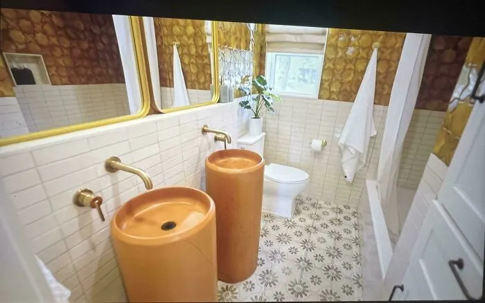 Uno de esos fallos de diseño donde los lavabos cilíndricos ocupan espacio de forma poco práctica.