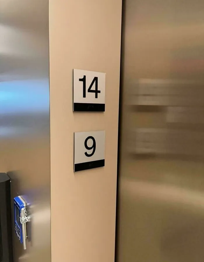 Placas numéricas de pisos mal colocadas, un claro ejemplo de fallos de diseño.