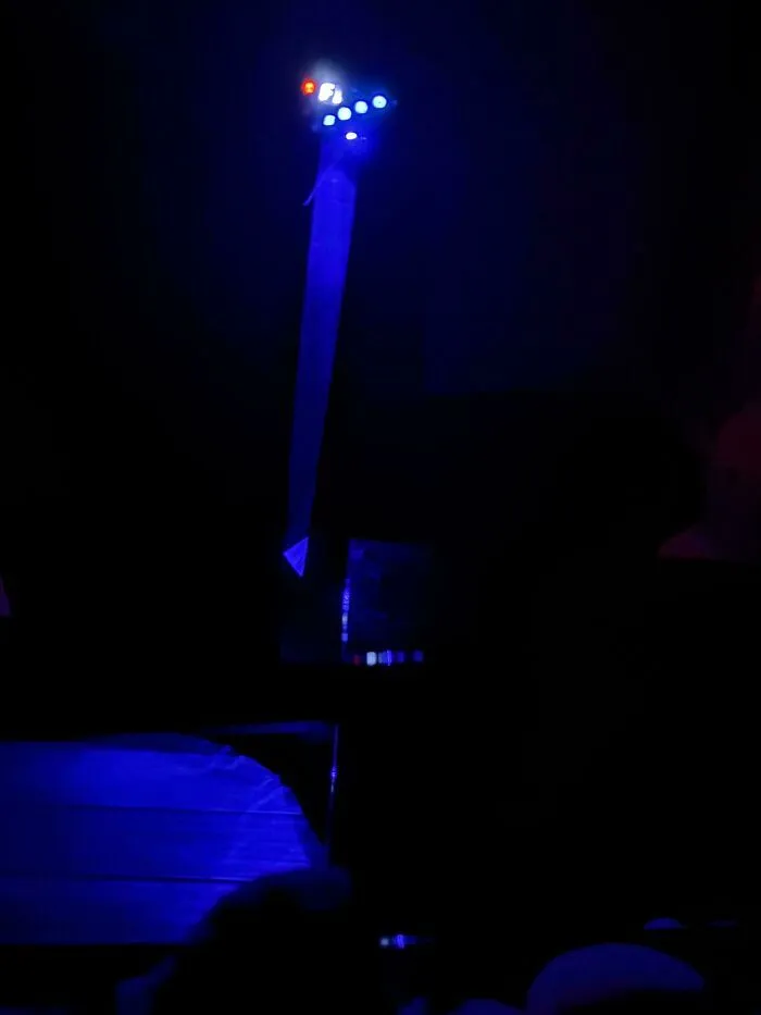 Luces led brillantes en la oscuridad de una habitacion, mostrando molestos fallos de diseno.