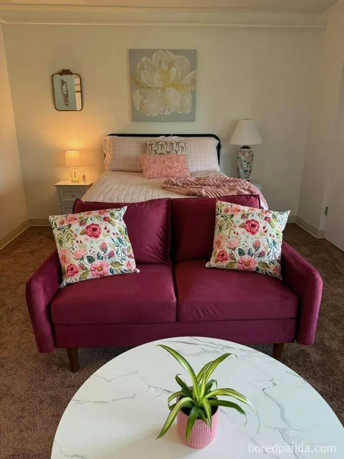 Publicaciones reconfortantes: habitación acogedora con sofá fucsia y cama decorada para descansar.