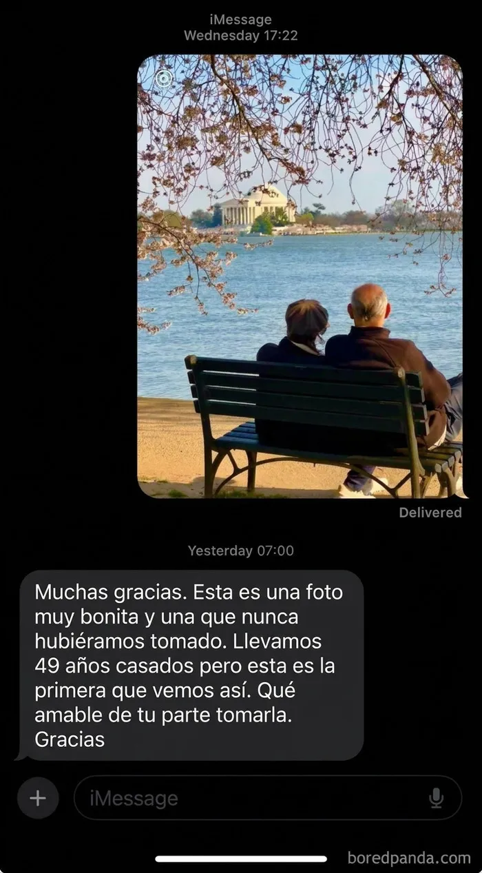 Pareja de ancianos en un banco, parte de las publicaciones reconfortantes que alegran el día