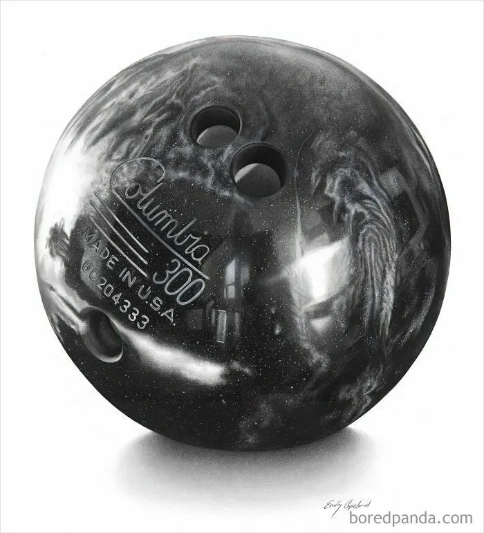 Dibujo hiperrealista de una bola de bolos, una de las publicaciones reconfortantes sobre arte