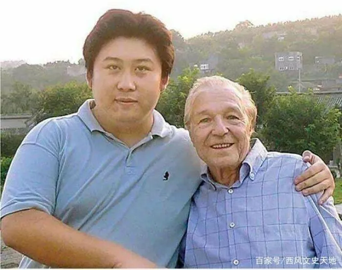 Un joven y un anciano sonriendo juntos al aire libre, publicaciones reconfortantes.