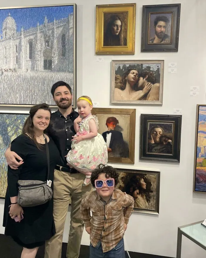 Familia posando feliz en una galeria de arte con publicaciones reconfortantes
