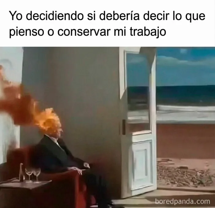 Hombre sentado con la cabeza en llamas pensando si hablar en el trabajo, un gran meme gracioso